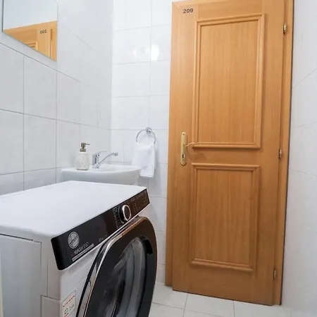 Stylish In Quiet Villa, 4 Apartament *
